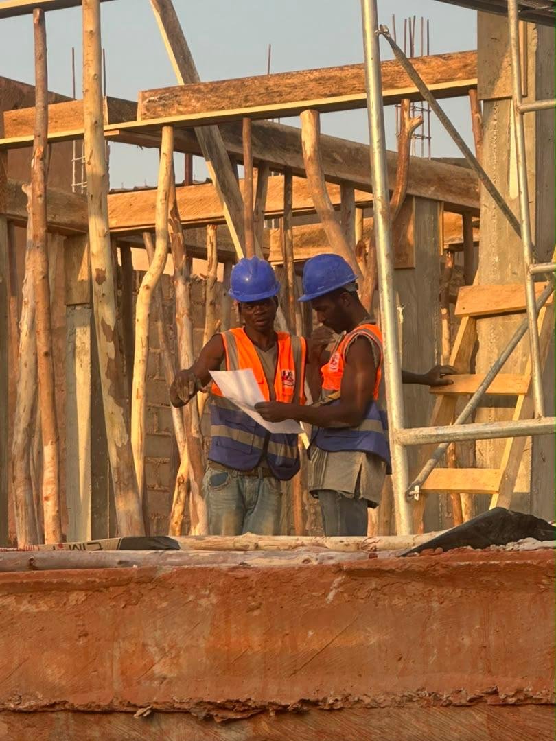 Deux membres de l’équipe EC2E/BTP étudiant un plan sur le chantier